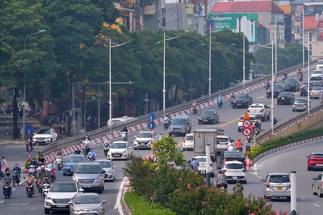 Người dân Thủ đô bắt đầu quay lại với món đặc sản tắc đường trong ngày đầu Hà Nội áp dụng Chỉ thị 15 - Ảnh 8.