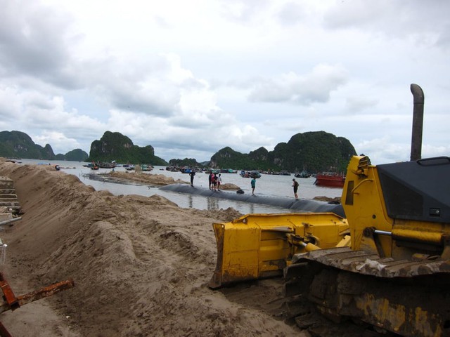 Quảng Ninh: Dự án trăm tỉ thi công bằng cát lậu - Ảnh 1.