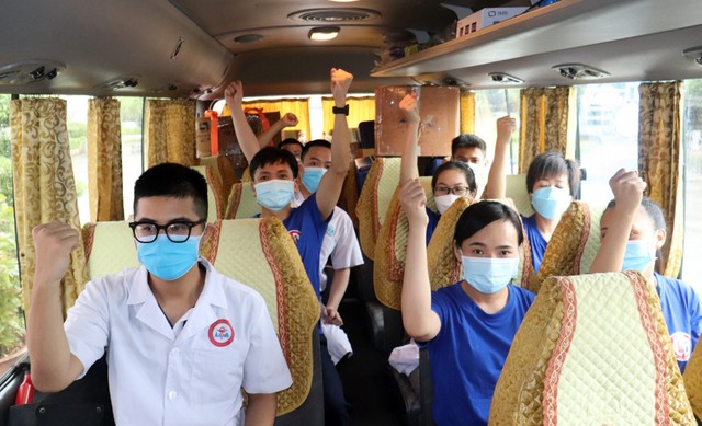 Tạm biệt người thân, 70 cán bộ, nhân viên y tế Quảng Ninh nam tiến hỗ trợ TP. HCM chống dịch - Ảnh 3.