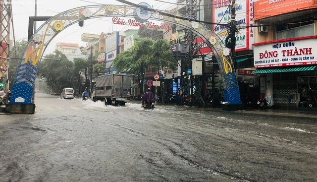 Tin bão số 6 mới nhất: Người dân Quảng Ngãi bật khóc khi lốc xoáy cuốn bay hết mái nhà - Ảnh 13.