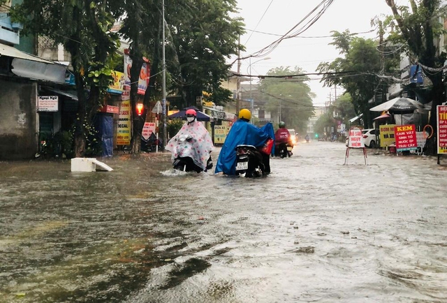 Tin bão số 6 mới nhất: Người dân Quảng Ngãi bật khóc khi lốc xoáy cuốn bay hết mái nhà - Ảnh 14.