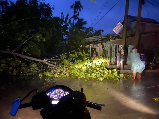 Tin bão số 6 mới nhất: Người dân Quảng Ngãi bật khóc khi lốc xoáy cuốn bay hết mái nhà - Ảnh 18.