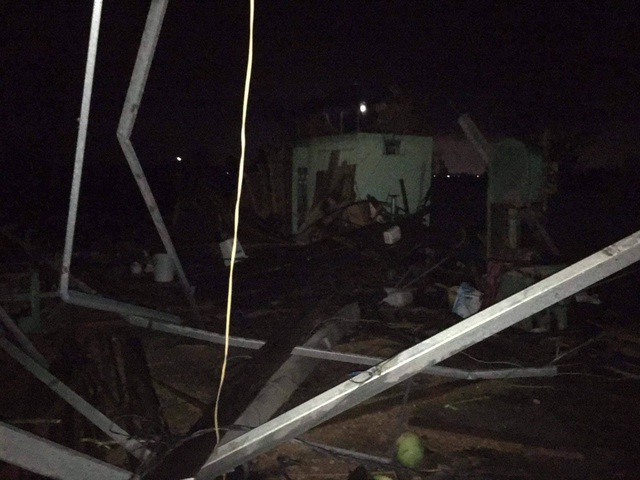 Tin bão số 6 mới nhất: Người dân Quảng Ngãi bật khóc khi lốc xoáy cuốn bay hết mái nhà - Ảnh 19.