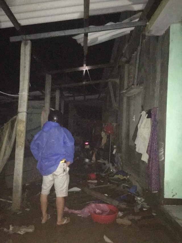 Tin bão số 6 mới nhất: Người dân Quảng Ngãi bật khóc khi lốc xoáy cuốn bay hết mái nhà - Ảnh 20.