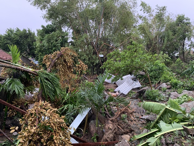 Tin bão số 6 mới nhất: Người dân Quảng Ngãi bật khóc khi lốc xoáy cuốn bay hết mái nhà - Ảnh 7.