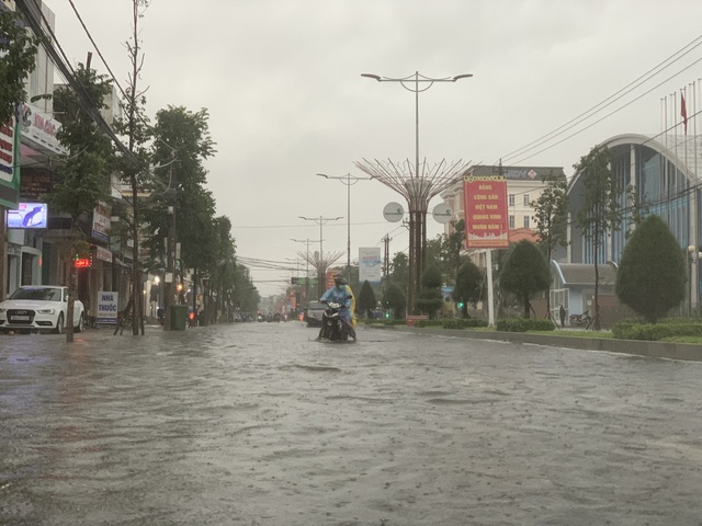 Tin bão số 6 mới nhất: Người dân Quảng Ngãi bật khóc khi lốc xoáy cuốn bay hết mái nhà - Ảnh 8.