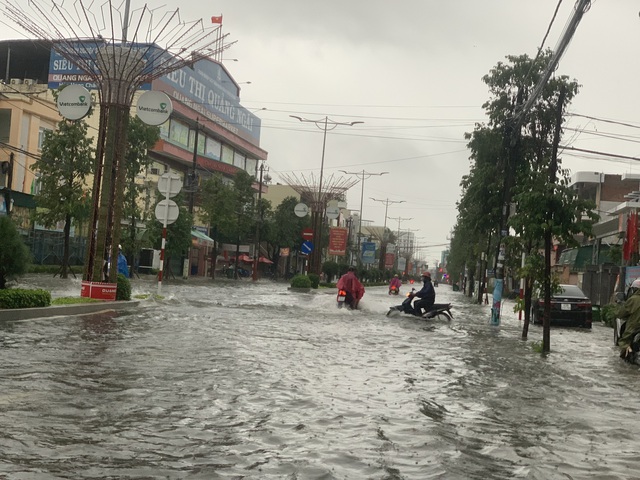 Tin bão số 6 mới nhất: Người dân Quảng Ngãi bật khóc khi lốc xoáy cuốn bay hết mái nhà - Ảnh 9.