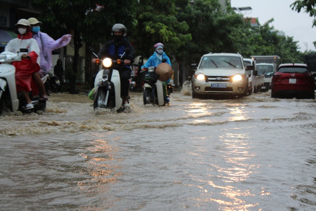 Quảng Ninh: Mưa lớn kéo dài, nhiều tuyến phố ngập sâu trong nước - Ảnh 14.