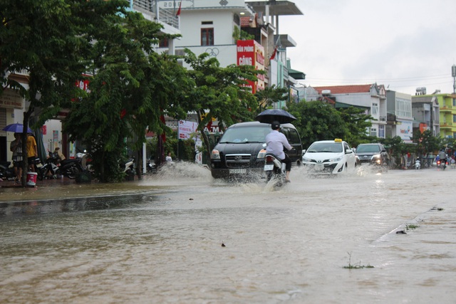 Quảng Ninh: Mưa lớn kéo dài, nhiều tuyến phố ngập sâu trong nước - Ảnh 15.