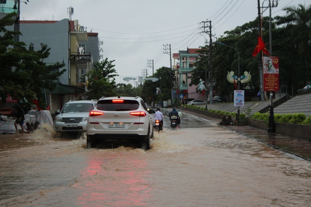 Quảng Ninh: Mưa lớn kéo dài, nhiều tuyến phố ngập sâu trong nước - Ảnh 16.