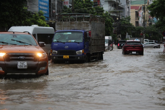 Quảng Ninh: Mưa lớn kéo dài, nhiều tuyến phố ngập sâu trong nước - Ảnh 11.