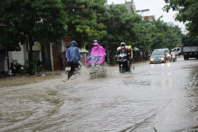 Quảng Ninh: Mưa lớn kéo dài, nhiều tuyến phố ngập sâu trong nước - Ảnh 12.