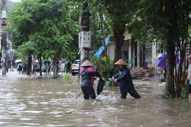 Quảng Ninh: Mưa lớn kéo dài, nhiều tuyến phố ngập sâu trong nước - Ảnh 4.