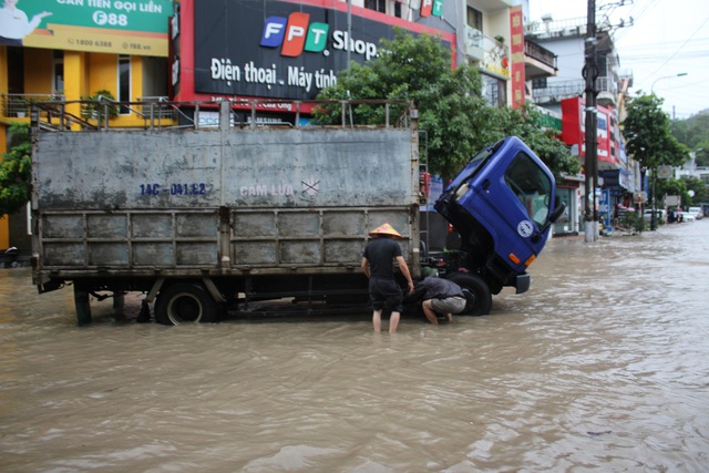 Quảng Ninh: Mưa lớn kéo dài, nhiều tuyến phố ngập sâu trong nước - Ảnh 5.