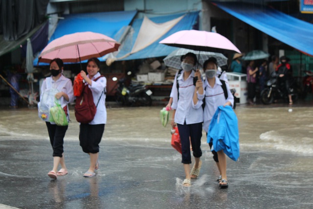Quảng Ninh: Mưa lớn kéo dài, nhiều tuyến phố ngập sâu trong nước - Ảnh 6.