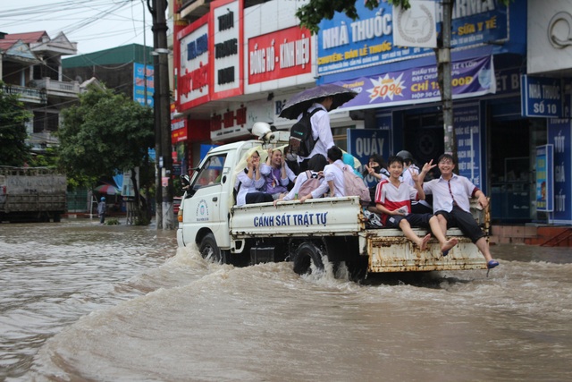Quảng Ninh: Mưa lớn kéo dài, nhiều tuyến phố ngập sâu trong nước - Ảnh 7.