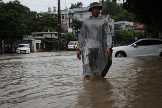 Quảng Ninh: Mưa lớn kéo dài, nhiều tuyến phố ngập sâu trong nước - Ảnh 9.