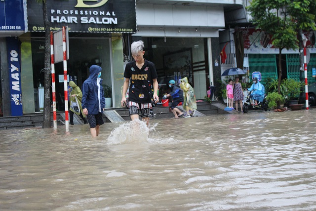 Quảng Ninh: Mưa lớn kéo dài, nhiều tuyến phố ngập sâu trong nước - Ảnh 10.