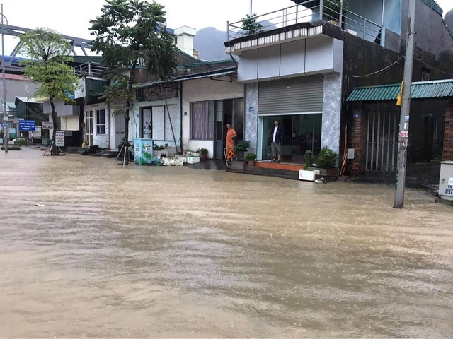 Quảng Ninh: Mưa lớn kéo dài, nhiều tuyến phố ngập sâu trong nước - Ảnh 1.