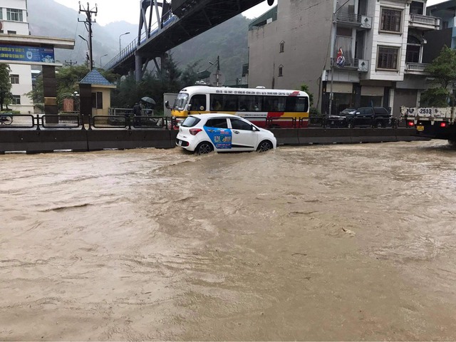 Quảng Ninh: Mưa lớn kéo dài, nhiều tuyến phố ngập sâu trong nước - Ảnh 3.
