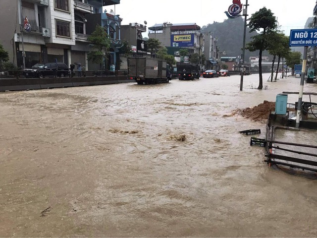 Quảng Ninh: Mưa lớn kéo dài, nhiều tuyến phố ngập sâu trong nước - Ảnh 2.