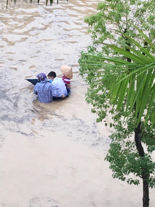 Quảng Ninh: Mưa lớn kéo dài, nhiều tuyến phố ngập sâu trong nước - Ảnh 17.