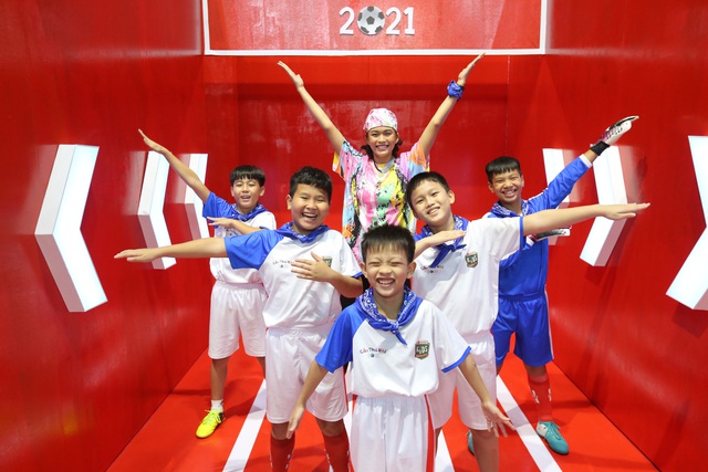 ST Sơn Thạch, Ali Hoàng Dương đồng cảm với cầu thủ nhí khó khăn, lần đầu tiết lộ tuổi thơ - Ảnh 4.