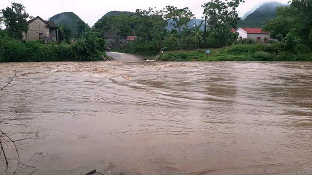 Nghệ An: Mưa lớn khiến nhiều địa phương bị thiệt hại, chia cắt - Ảnh 1.