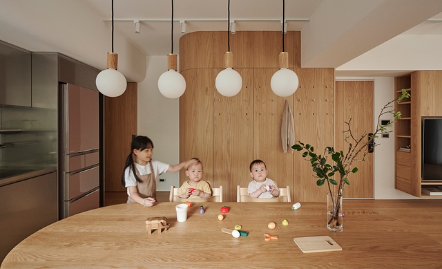 Căn hộ màu gỗ siêu ấm áp với cách phân chia không gian thông minh dành cho vợ chồng trẻ có 3 con nhỏ - Ảnh 1.