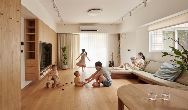 Căn hộ màu gỗ siêu ấm áp với cách phân chia không gian thông minh dành cho vợ chồng trẻ có 3 con nhỏ - Ảnh 2.