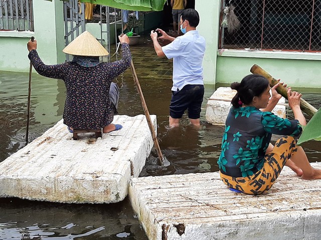 Thanh Hóa: Người dân di chuyển bằng “tấm xốp” - Ảnh 6.