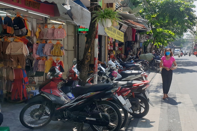 Hà Nội: Hàng loạt cửa hàng quần áo, thời trang treo biển giảm giá, tuyển nhân viên trong ngày đầu được kinh doanh trở lại - Ảnh 2.