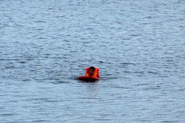 Rủ nhau thi bơi để quay clip, thanh niên chết đuối ở hồ tử thần - Ảnh 2.