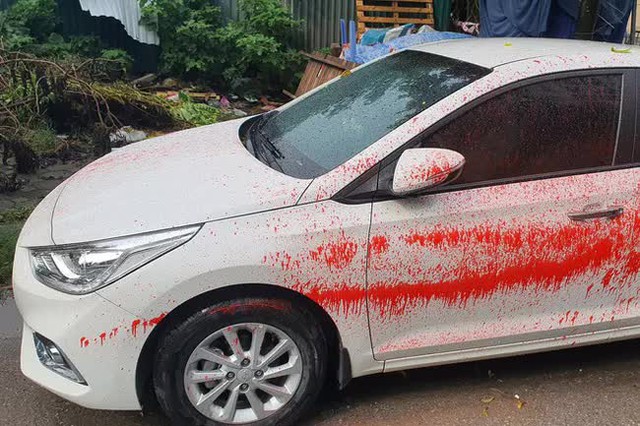 Khó hiểu loạt xe ô tô bị tạt sơn đỏ trong Khu đô thị ở Hà Nội - Ảnh 2.
