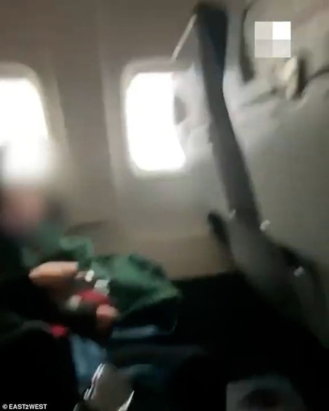 Máy bay chở 175 người bị sét đánh rơi tự do giữa bầu trời, video ghi lại cảnh hành khách la hét kinh hoàng trong tuyệt vọng gây ám ảnh - Ảnh 4.