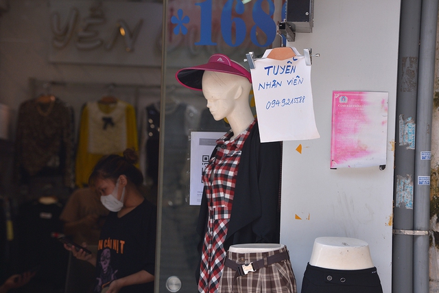 Hà Nội: Hàng loạt cửa hàng quần áo, thời trang treo biển giảm giá, tuyển nhân viên trong ngày đầu được kinh doanh trở lại - Ảnh 3.