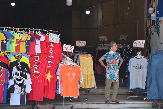 Hà Nội: Hàng loạt cửa hàng quần áo, thời trang treo biển giảm giá, tuyển nhân viên trong ngày đầu được kinh doanh trở lại - Ảnh 9.