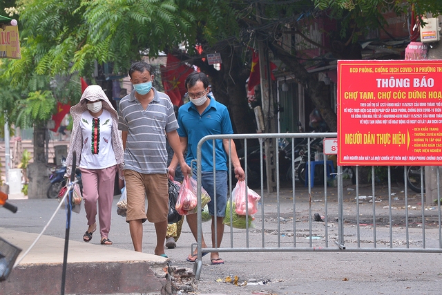 Hà Nội: Muôn vàn lí do thông chốt chỉ để vào chợ Thành Công - Ảnh 2.