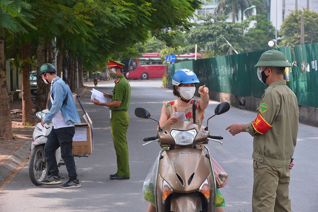 Hà Nội: Muôn vàn lí do thông chốt chỉ để vào chợ Thành Công - Ảnh 7.