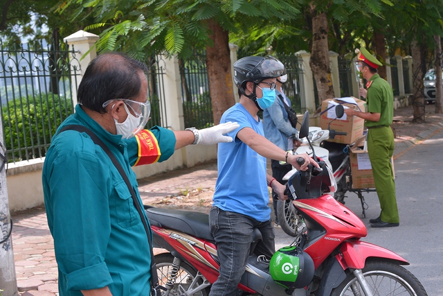 Hà Nội: Muôn vàn lí do thông chốt chỉ để vào chợ Thành Công - Ảnh 4.