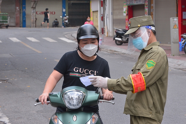 Hà Nội: Muôn vàn lí do thông chốt chỉ để vào chợ Thành Công - Ảnh 9.