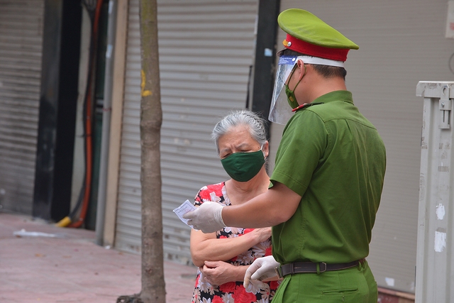 Hà Nội: Muôn vàn lí do thông chốt chỉ để vào chợ Thành Công - Ảnh 10.