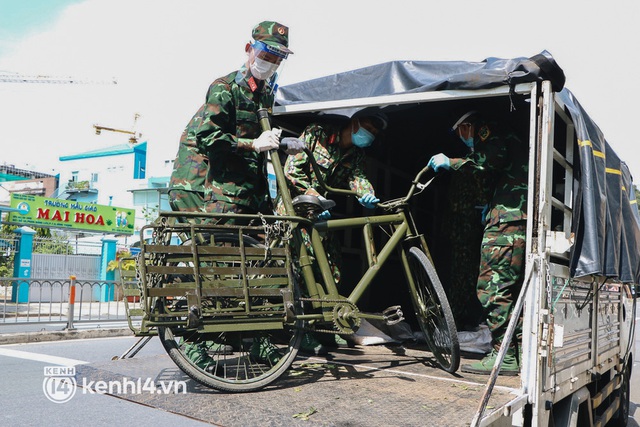  Ảnh: Quân đội dùng xe đạp thồ hàng trăm kg gạo và thực phẩm đến người dân trong hẻm nhỏ Sài Gòn - Ảnh 1.