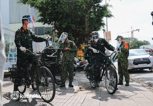  Ảnh: Quân đội dùng xe đạp thồ hàng trăm kg gạo và thực phẩm đến người dân trong hẻm nhỏ Sài Gòn - Ảnh 2.