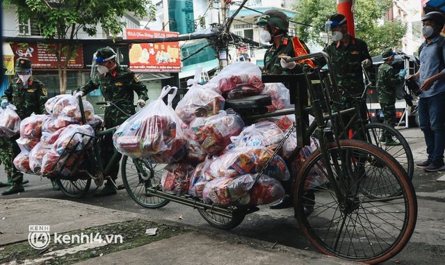  Ảnh: Quân đội dùng xe đạp thồ hàng trăm kg gạo và thực phẩm đến người dân trong hẻm nhỏ Sài Gòn - Ảnh 11.