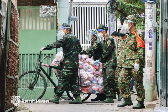  Ảnh: Quân đội dùng xe đạp thồ hàng trăm kg gạo và thực phẩm đến người dân trong hẻm nhỏ Sài Gòn - Ảnh 12.