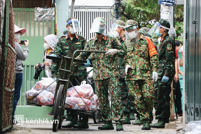  Ảnh: Quân đội dùng xe đạp thồ hàng trăm kg gạo và thực phẩm đến người dân trong hẻm nhỏ Sài Gòn - Ảnh 13.