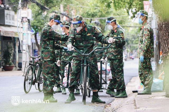  Ảnh: Quân đội dùng xe đạp thồ hàng trăm kg gạo và thực phẩm đến người dân trong hẻm nhỏ Sài Gòn - Ảnh 3.
