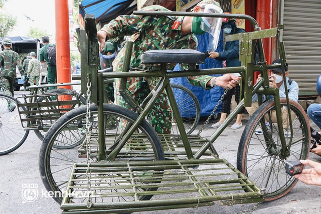  Ảnh: Quân đội dùng xe đạp thồ hàng trăm kg gạo và thực phẩm đến người dân trong hẻm nhỏ Sài Gòn - Ảnh 5.