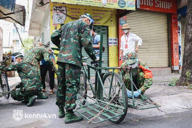  Ảnh: Quân đội dùng xe đạp thồ hàng trăm kg gạo và thực phẩm đến người dân trong hẻm nhỏ Sài Gòn - Ảnh 6.